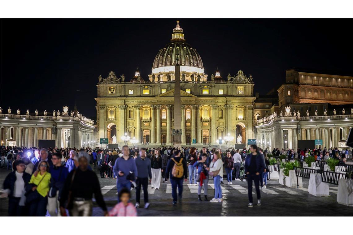 Bilder des Tages Zu später Stunde am Ostermontagabend sind noch viele Menschen auf dem Petersplatz vor dem Petersdom unterwegs. Die Welt trauert um Papst Franziskus.