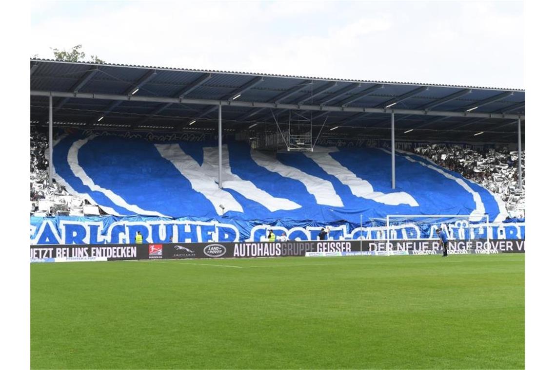 Geisterspiel: KSC-Funktionäre müssen zuhause bleiben Zu Spielbeginn wird von den Fans ein KSC Logo enthüllt. Foto: Uli Deck/dpa/Archivbild