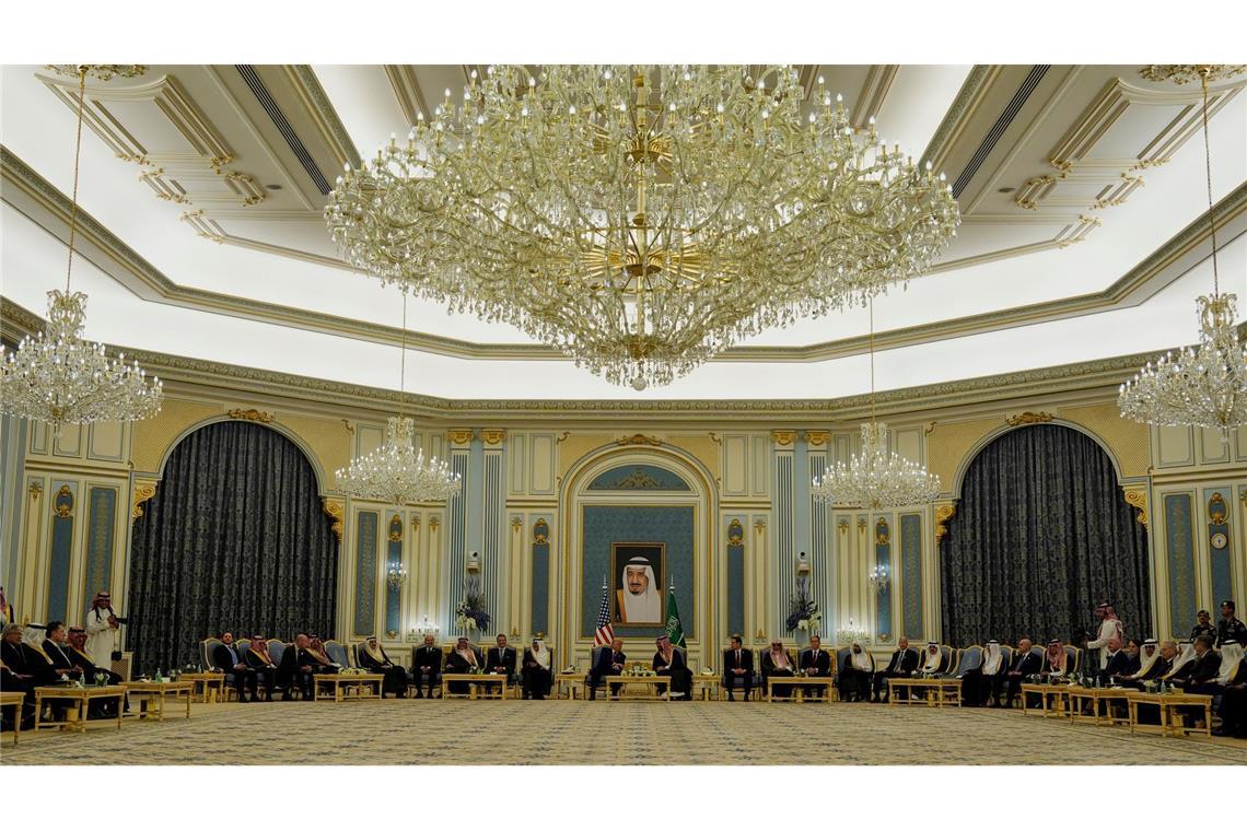 Deals, Deals, Deals: Trump im Nahen Osten Zu Trumps Besuch gehörte auch eine Begrüßungszeremonie in einem opulenten Saal im Königspalast.