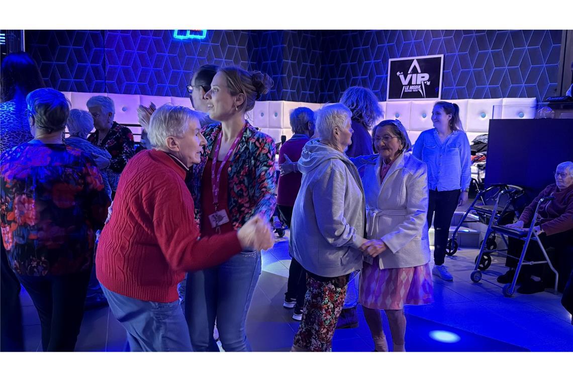 Zu Twist, Walzer, Tango und Polonaise tanzen im Club Jung und Alt miteinander.