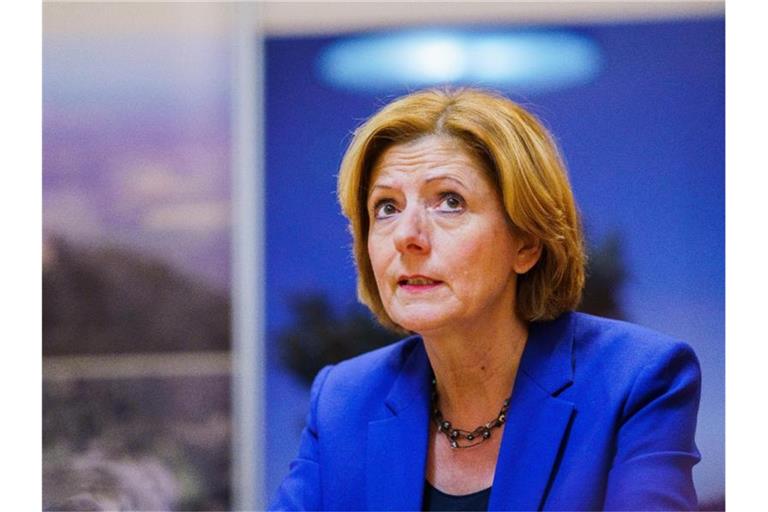 Zu viele Impfskeptiker, besorgniserregende Radikalisierung der Maßnahmen-Gegner: Malu Dreyer spricht von „riesigen“ Herausforderungen in der Pandemie. Foto: Andreas Arnold/dpa