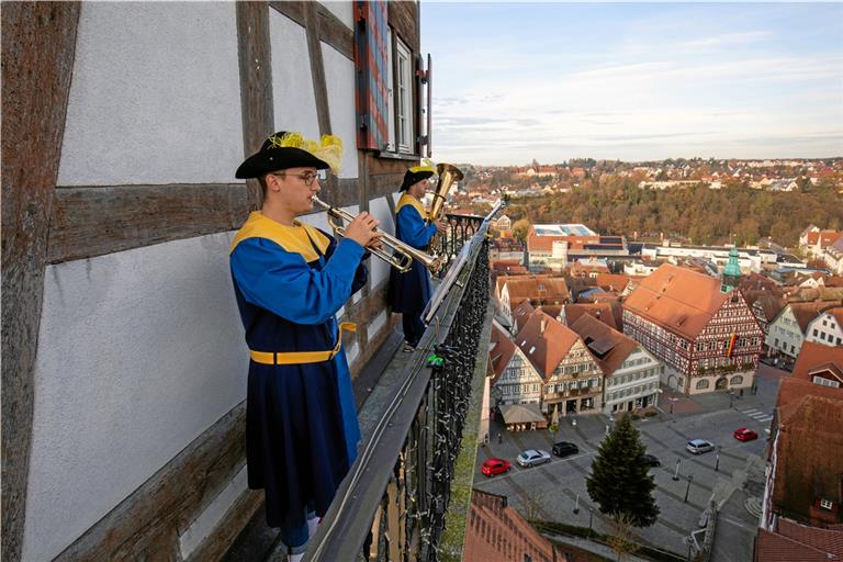 Zu zweit dürfen sie in schwierigen Coronazeiten vom Turm blasen: Lukas Braun (Trompete) und Manuel Schwaderer (Bariton). Fotos: A. Becher