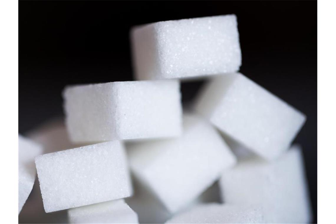 Gericht entscheidet: Kein Schadenersatz vom Zuckerkartell Zucker in Würfelform liegt auf einem Tisch. Foto: Rolf Vennenbernd/picture alliance/dpa/Archiv/Illustration
