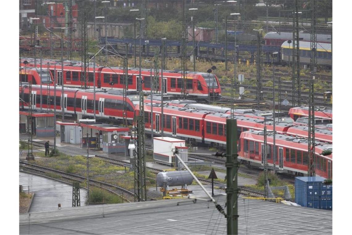 Züge stehen auf dem Gelände des DB Betriebsbahnhofs Deutzer Feld. In einem abgestellten Zug in Köln ist ein „möglicher Sprengsatz“ entdeckt worden. Foto: Thomas Banneyer/dpa
