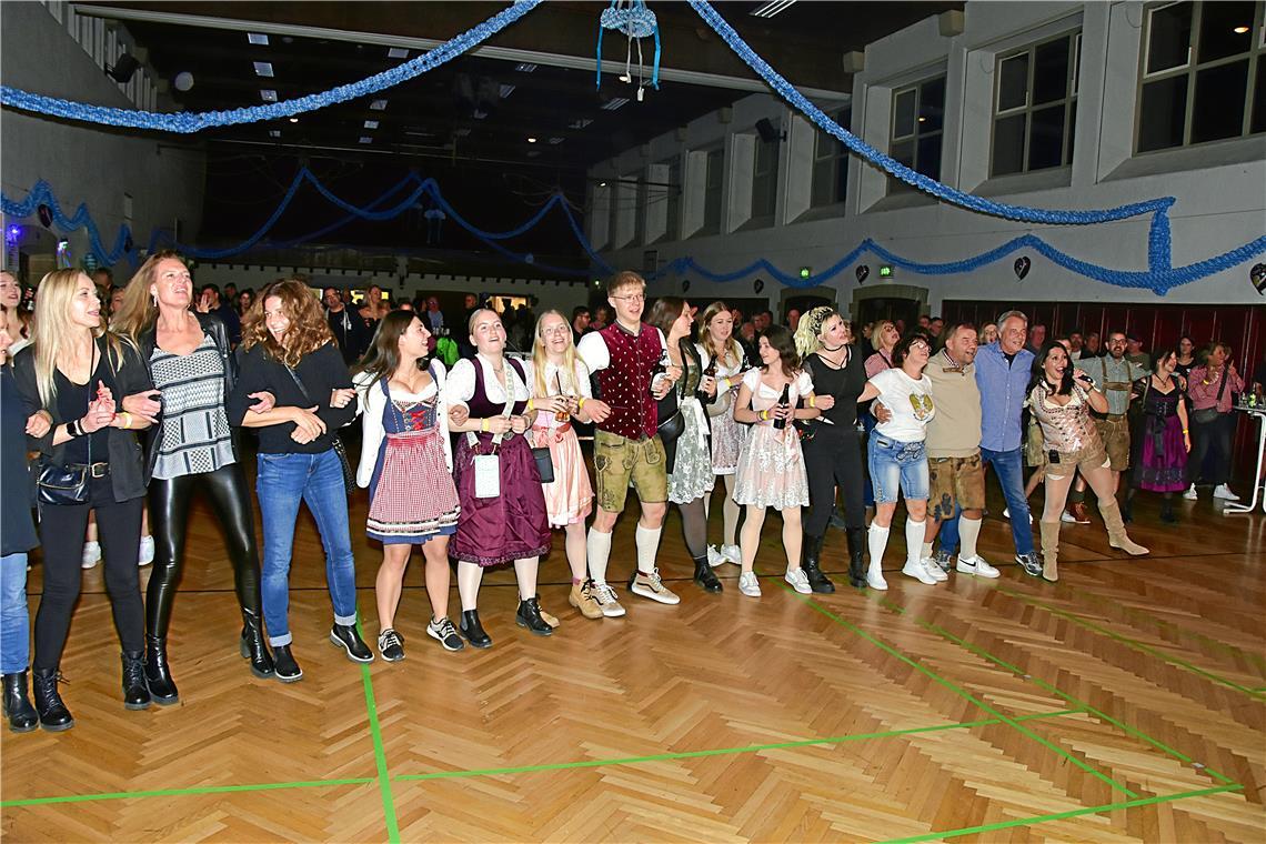 Zünftige Stimmung auf der Party Biketoberfest in der Stadthalle Backnang mit der...