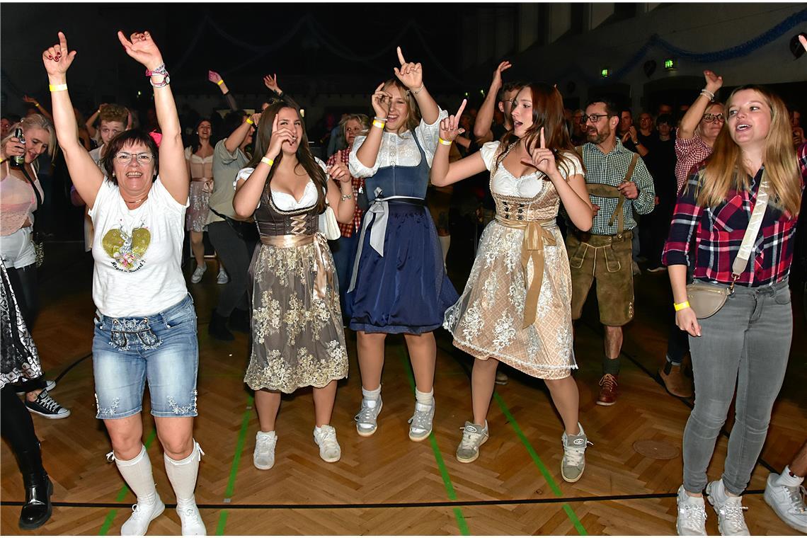Zünftige Stimmung auf der Party Biketoberfest in der Stadthalle Backnang mit der...