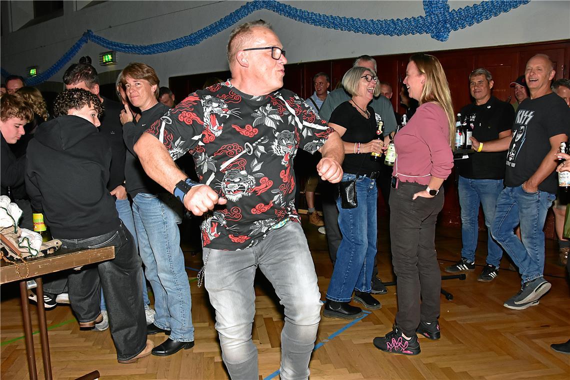 Zünftige Stimmung auf der Party Biketoberfest in der Stadthalle Backnang mit der...