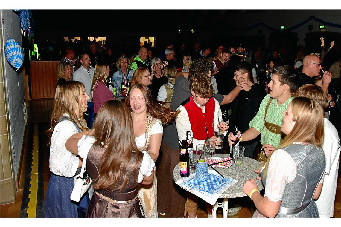 Zünftige Stimmung auf der Party Biketoberfest in der Stadthalle Backnang mit der...