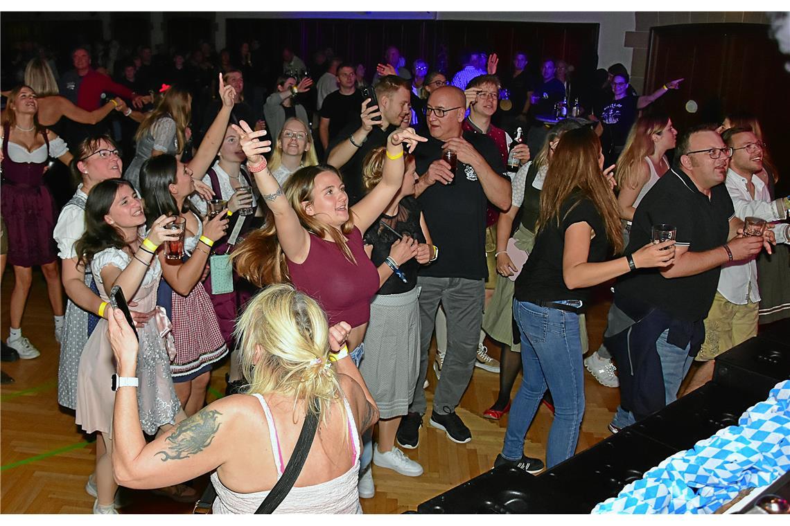 Zünftige Stimmung auf der Party Biketoberfest in der Stadthalle Backnang mit der...