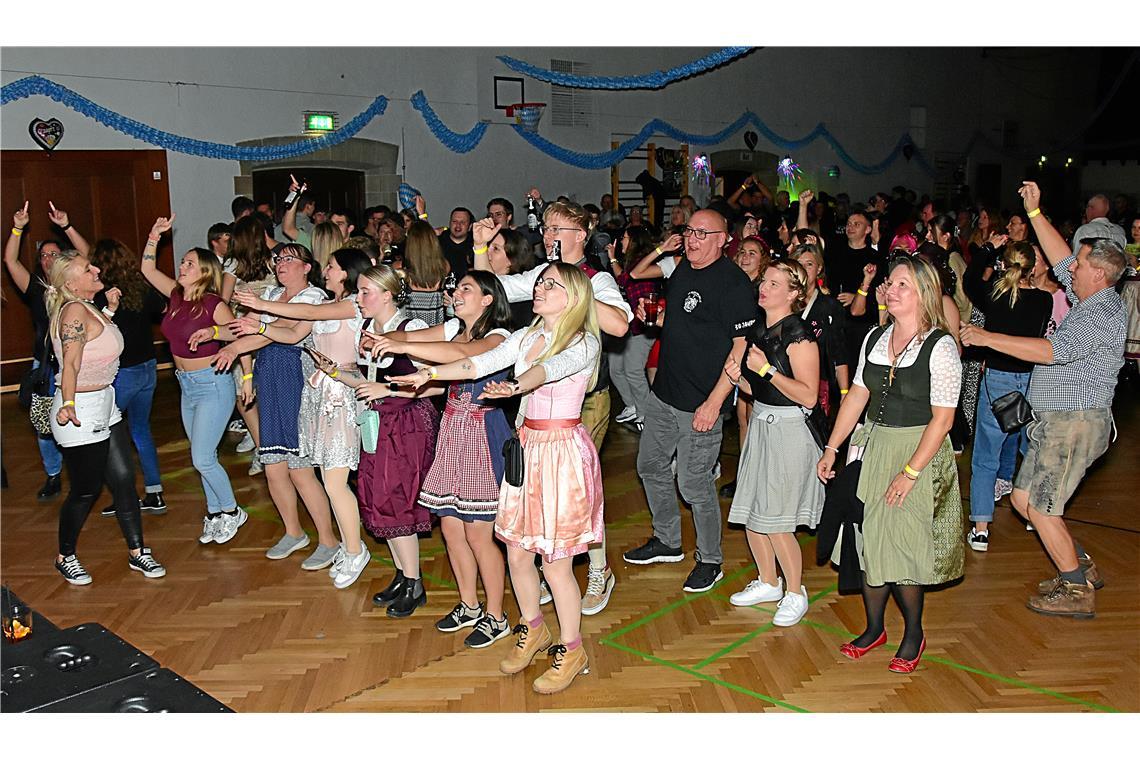 Zünftige Stimmung auf der Party Biketoberfest in der Stadthalle Backnang mit der...