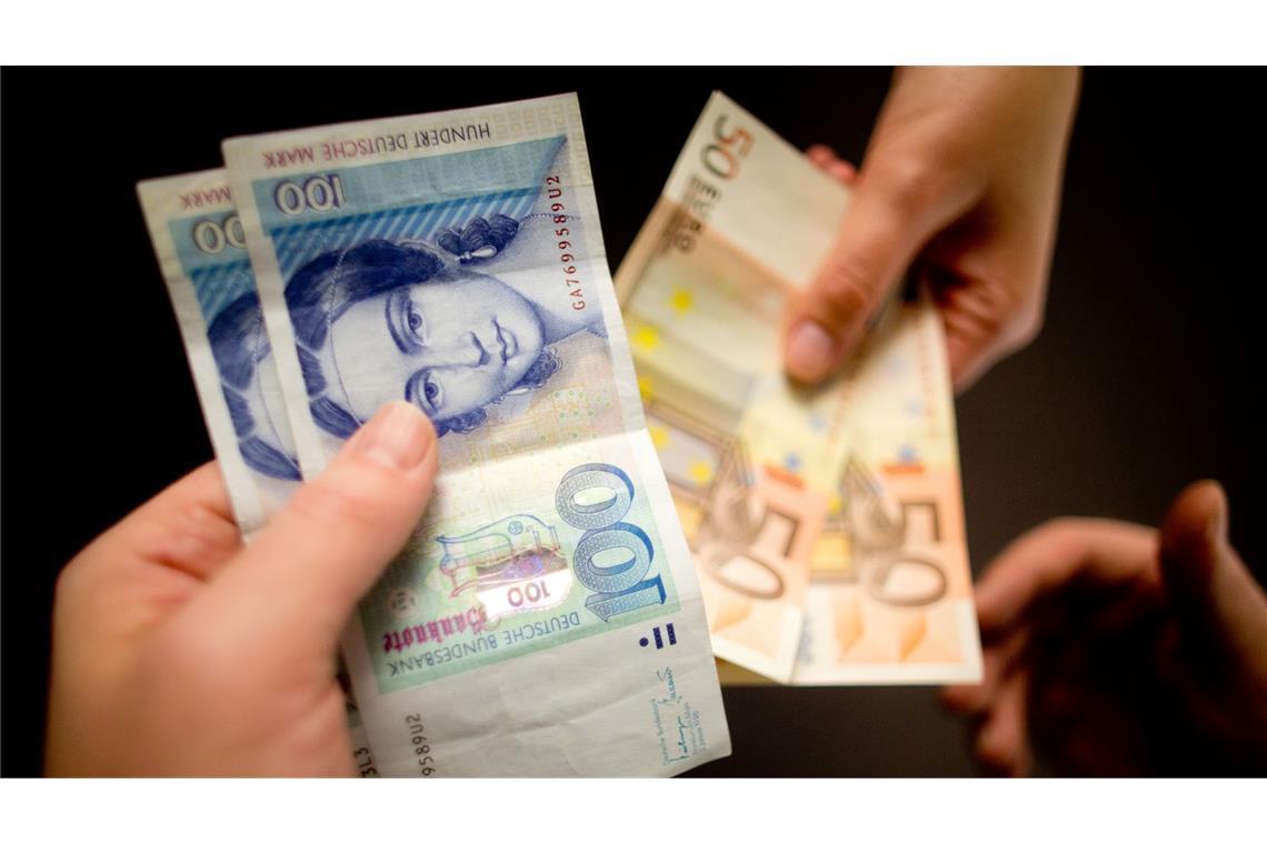 Zufallsfund oder aus Nostalgie über Jahre aufbewahrt: Jahr für Jahr tauschen Menschen Millionensummen alter D-Mark-Bestände bei der Bundesbank in Euro um. (Symbolbild)