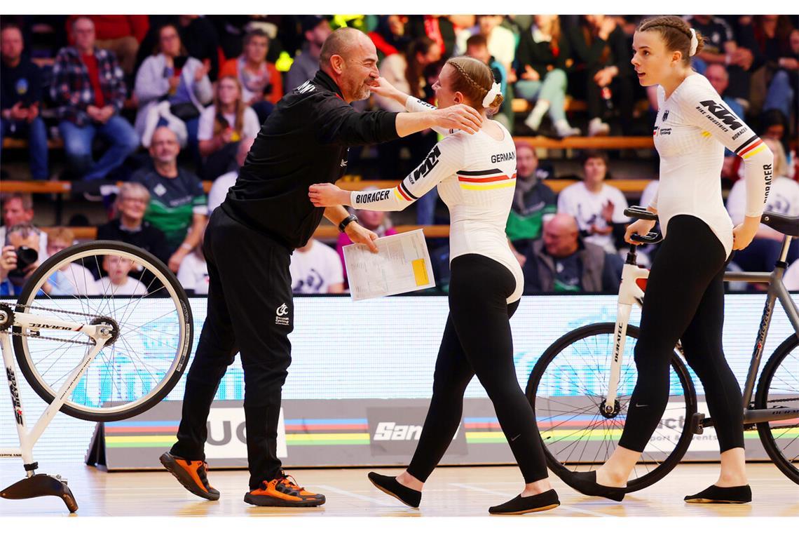 Zufrieden: Bundestrainer Dieter Maute gratuliert Neele Jodeleit (Mitte) und Kim Schlüter.