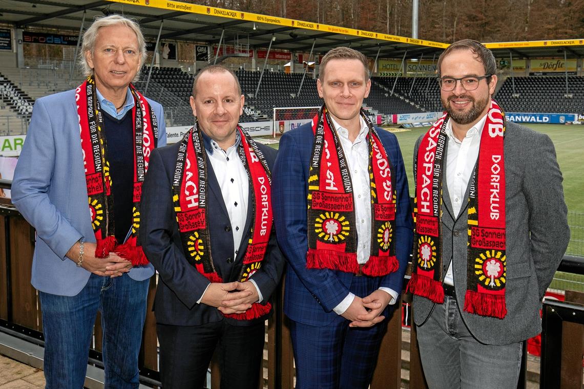 Zufrieden und stolz über die neue Partnerschaft (von links): Uli Ferber, Uli Geyer, Nils Winterstein und Philipp Mergenthaler. Foto: A. Becher