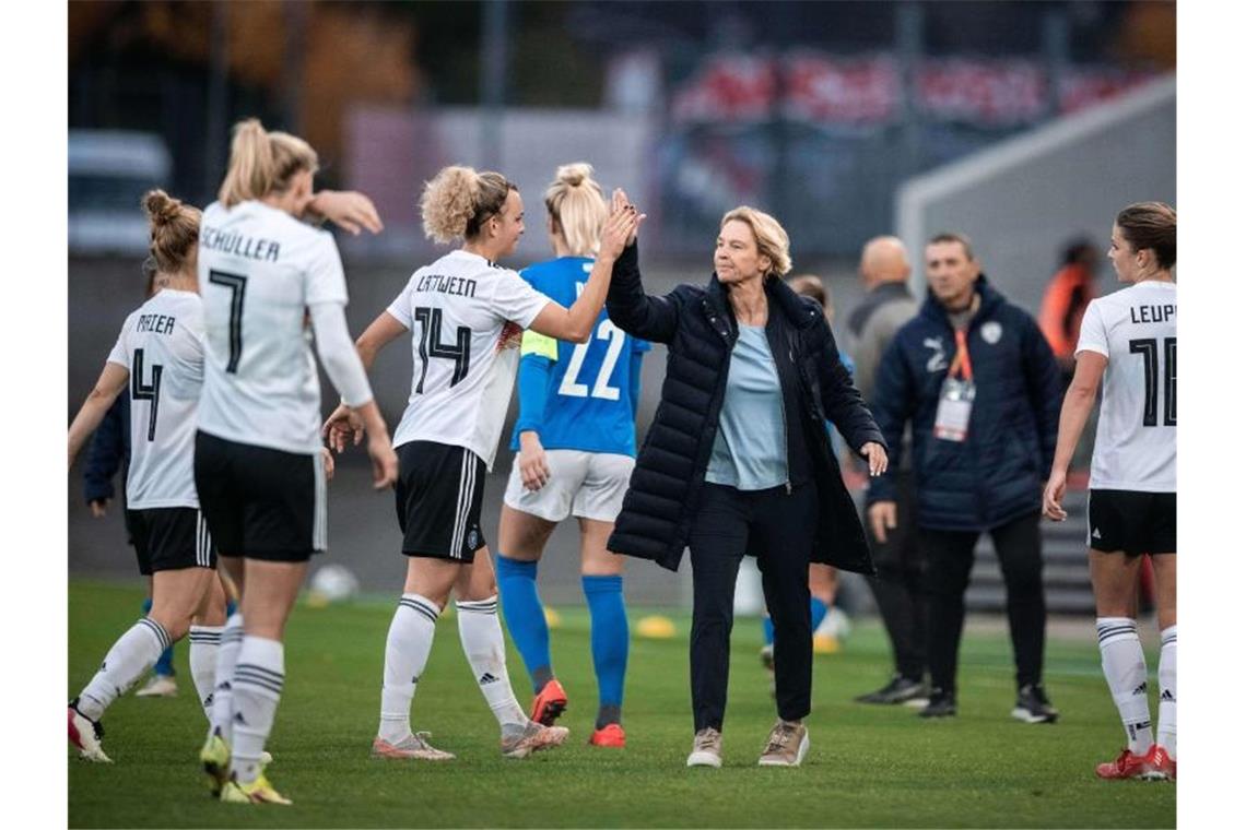 DFB-Frauen „brennen“ auf EM-Auslosung Zufriedene Bundestrainerin: Martina Voss-Tecklenburg (M) feiert mit ihren Spielerinnen den Sieg gegen Israel. Foto: Fabian Strauch/dpa