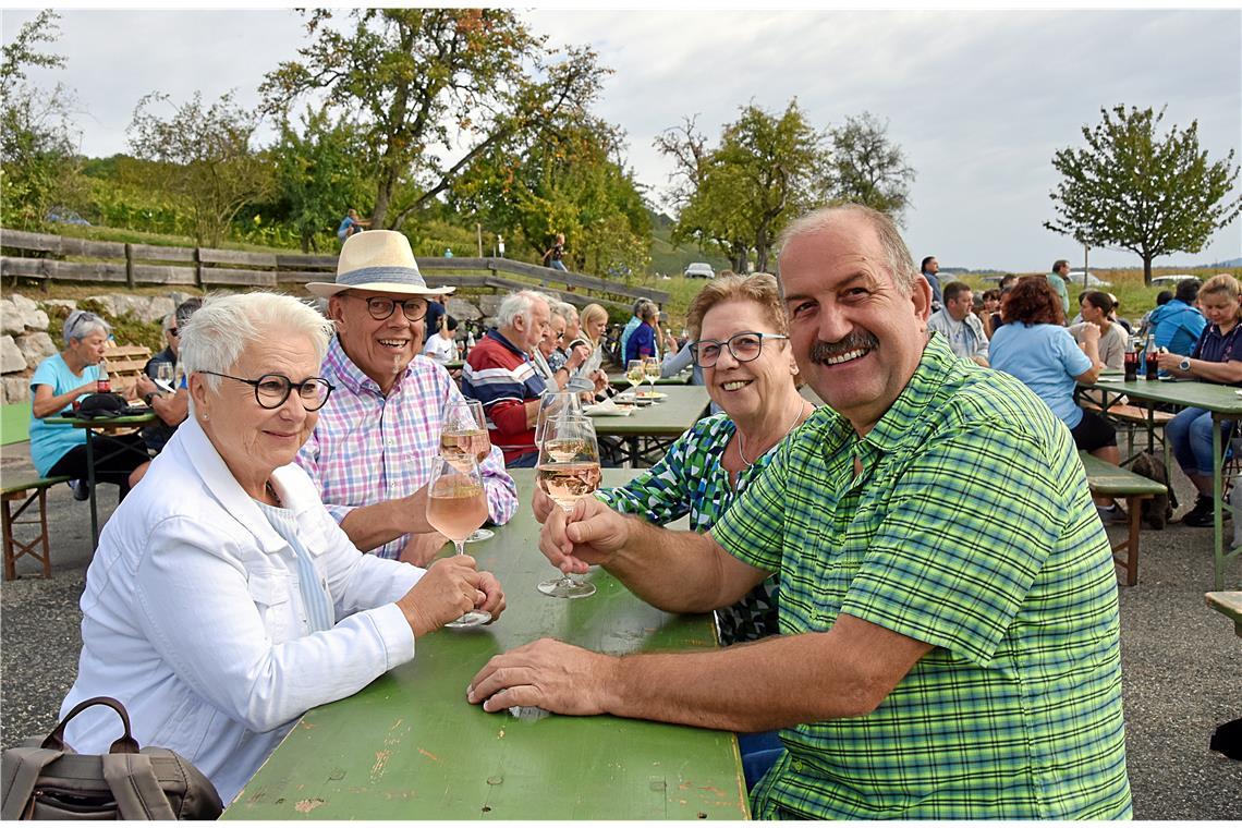 Veranstalter sind mit dem Kelterfest höchst zufrieden Zufriedene Gesichter beim Fototermin gestern zwischen Gottesdienst und Mittagessen beim Kelterfest in Kleinaspach. Foto: Tobias Sellmaier