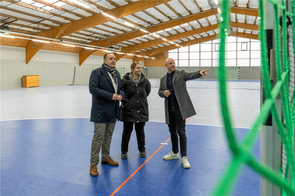 Die Ersatzhalle in Oppenweiler ist mehr als eine Notlösung Zufriedene Gesichter beim Ortstermin (von links): Baudezernent Stefan Setzer, Architektin Inka Föll und HCOB-Geschäftsführer Jonas Frank. Fotos: Alexander Becher