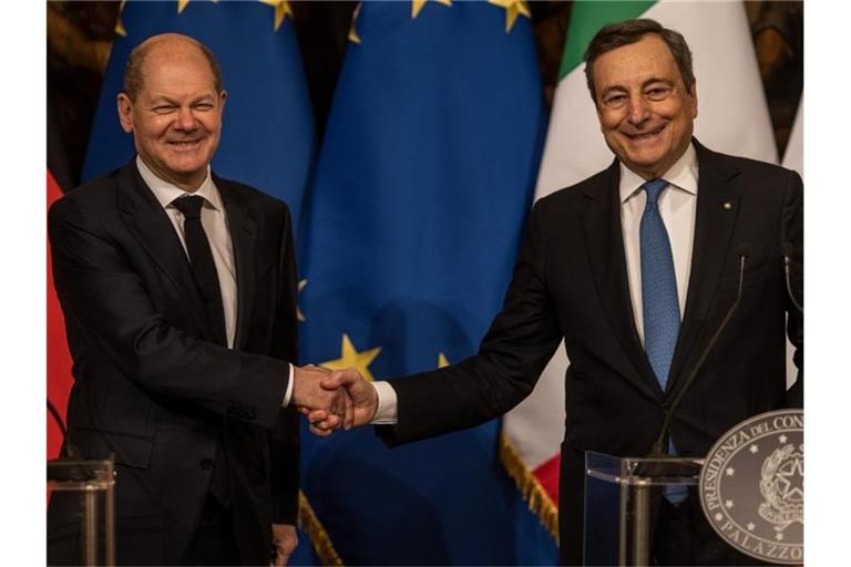 Zufriedene Gesichter: Ministerpräsident Mario Draghi und Bundeskanzler Olaf Scholz. Foto: Oliver Weiken/dpa