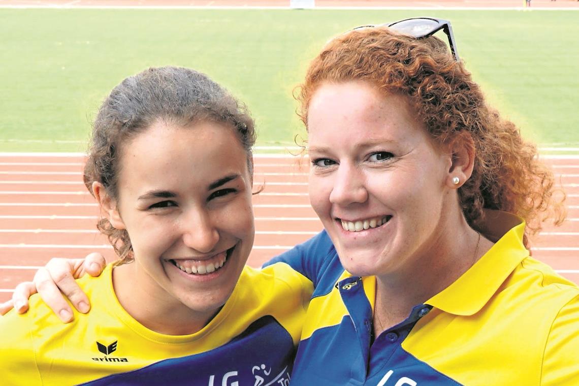 Zufriedene Läuferin, stolze Trainerin: Lena Schlag (links) und Sinje Kühnert nach Platz sechs über 400 Meter Hürden. Foto: privat