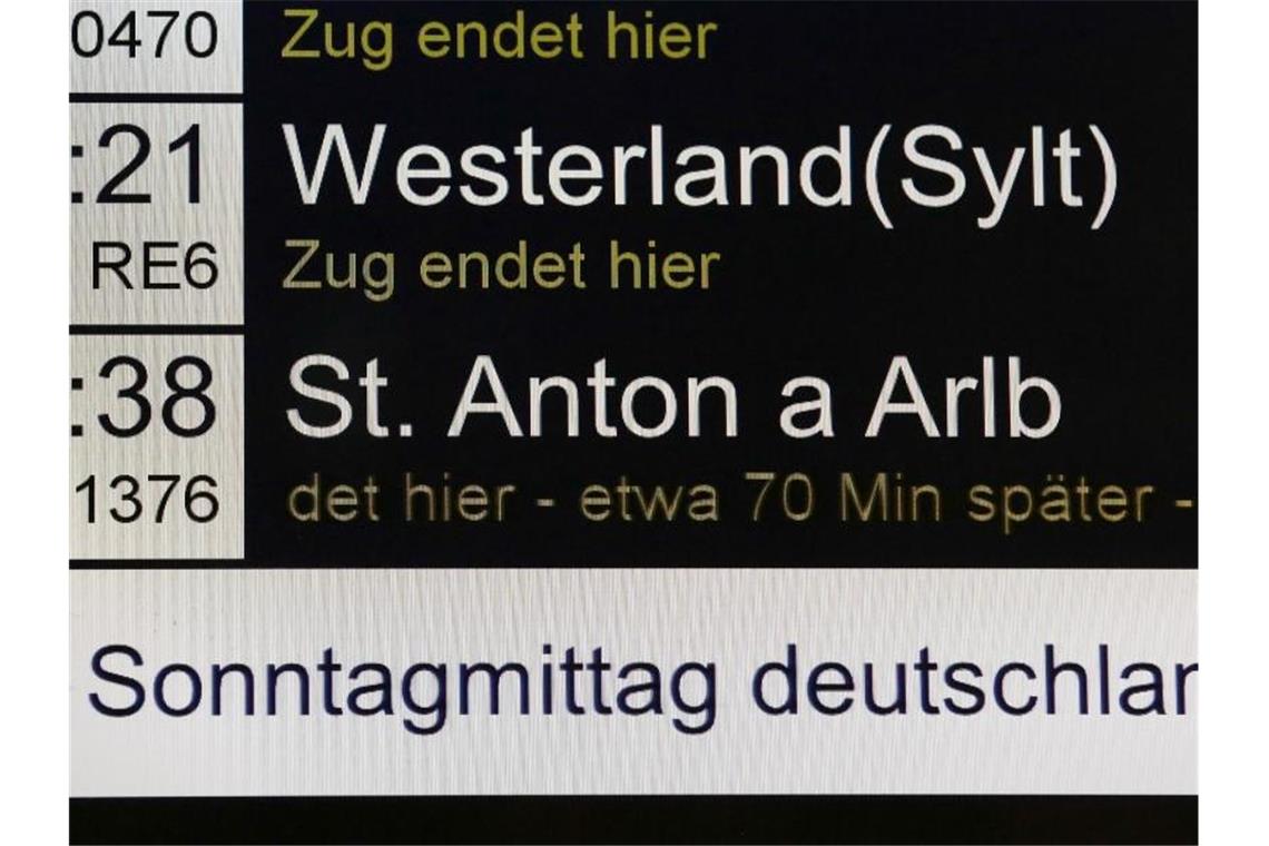 „Sabine“ stürmt über Deutschland und lähmt den Verkehr „Zug endet hier“ - Anzeigetafel am Bahnhof Altona. Foto: Bodo Marks/dpa