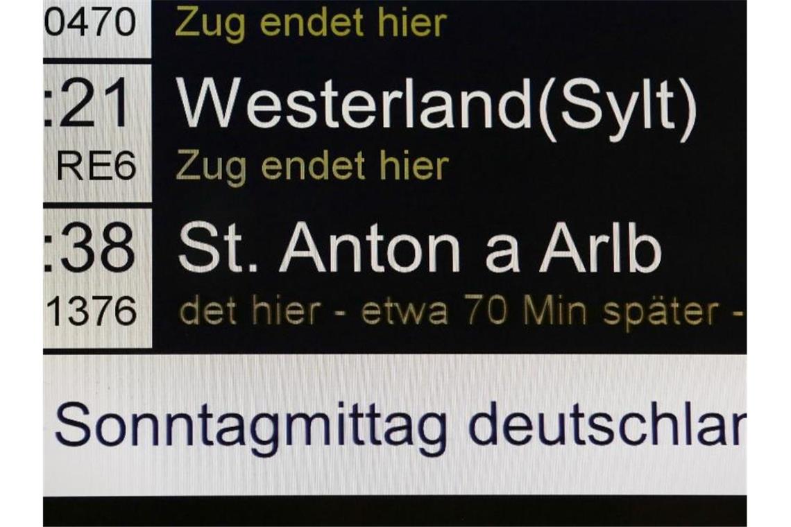 „Zug endet hier“ - Anzeigetafel am Bahnhof Altona. Foto: Bodo Marks/dpa