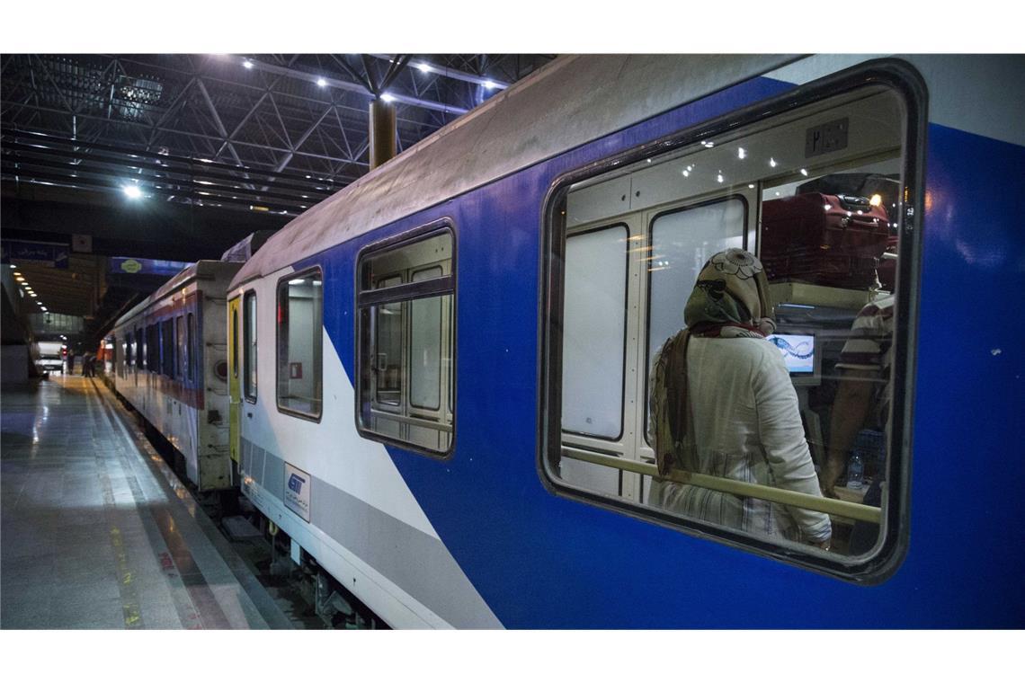 Zug von Teheran nach Ankara: Israels Militär warnt Iraner vor Aufenthalt in Zügen und auf Bahnsteigen.