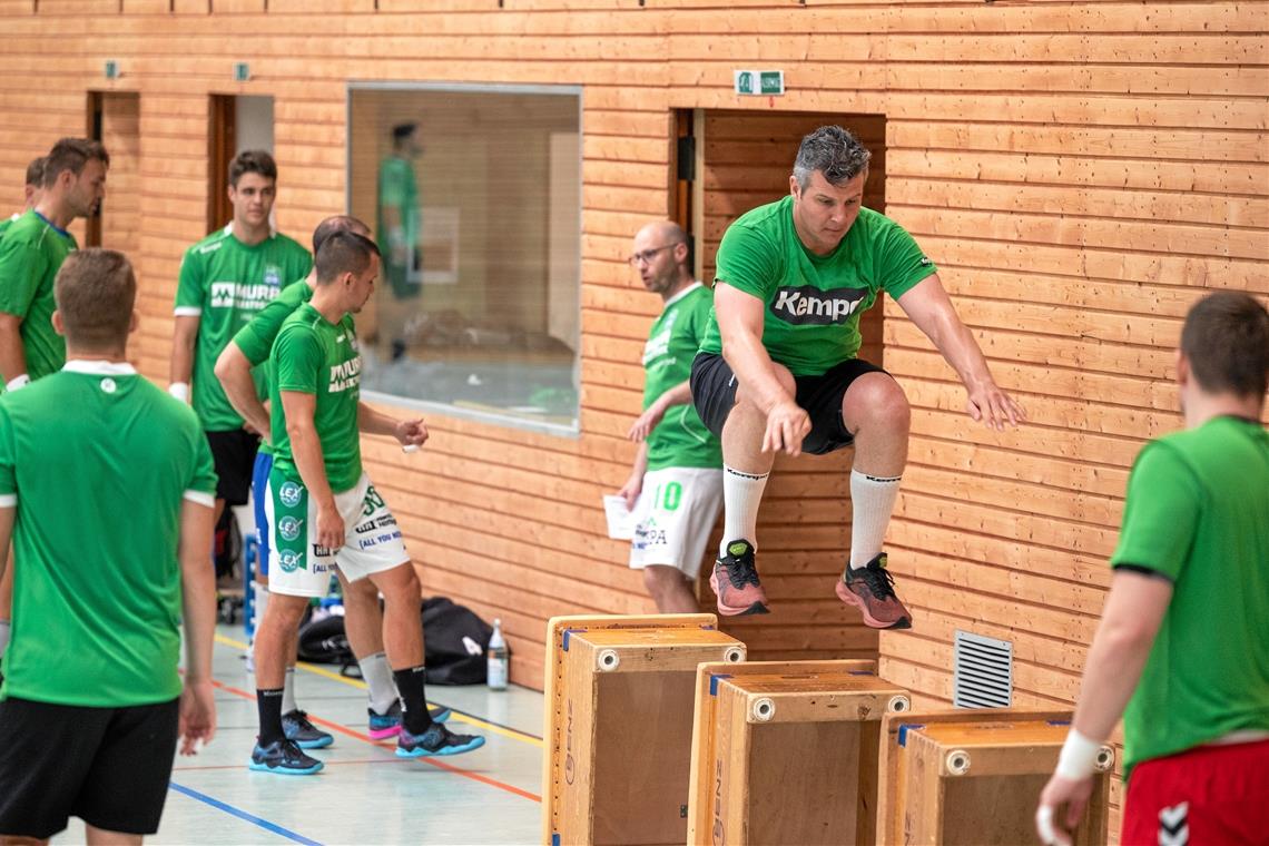 HCOB-Handballer mit strammem Programm Zugang Alexander Schmid (beim Sprung) befindet sich mit den Drittliga-Handballern des HCOB in der Vorbereitung. Foto: Alexander Becher