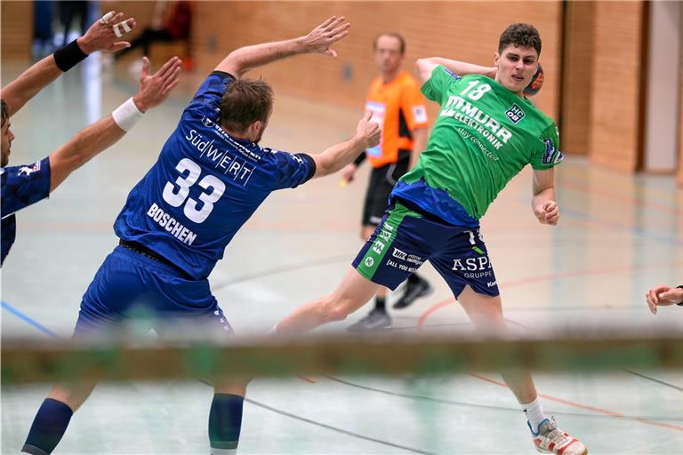 Zugang Isaiah Klein (am Ball) hat überzeugt und ein Sonderlob von Trainer Matthias Heineke erhalten. Foto: A. Becher