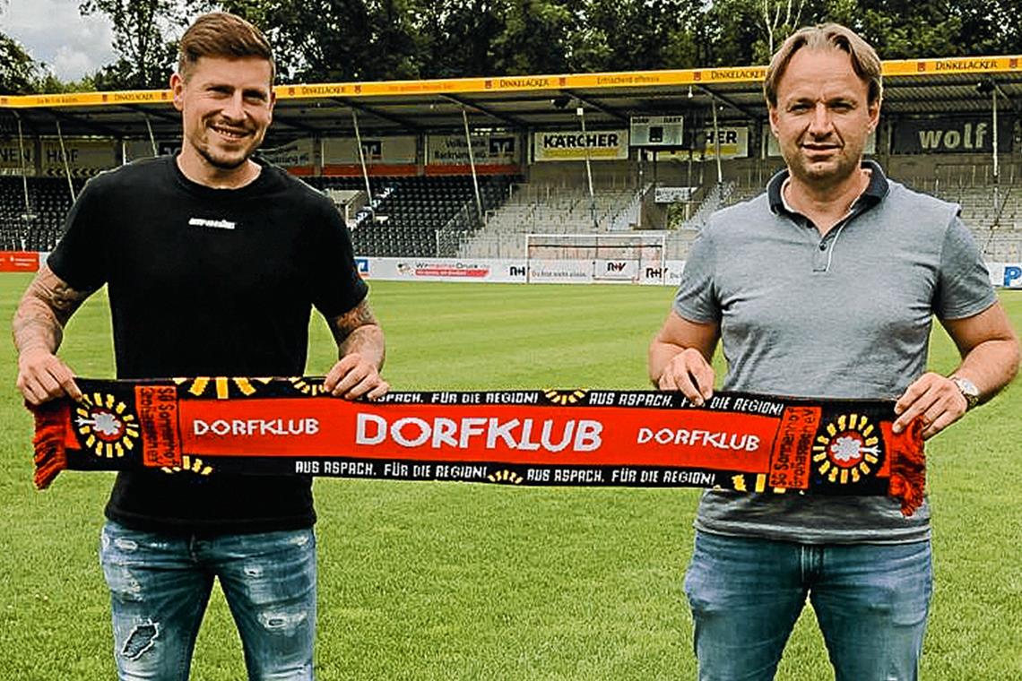 Zugang Steven Lewerenz und SG-Sportchef Joannis Koukoutrigas freuen sich. Foto: SG Sonnenhof Großaspach