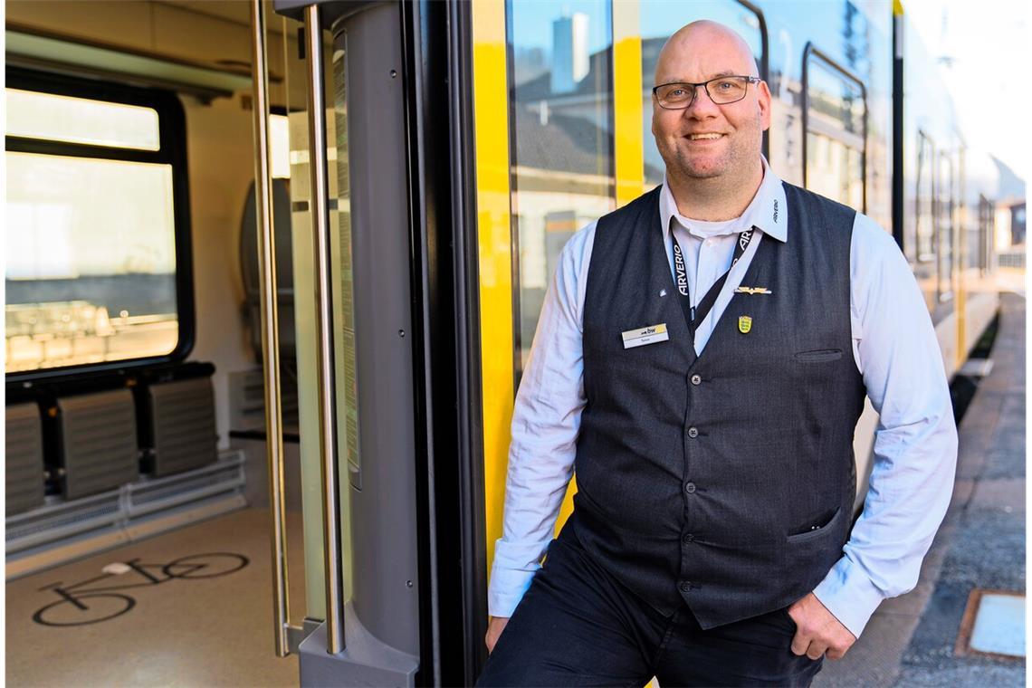 Zugbegleiter Ronald-Phillip Tolkiehn setzt sich weit über das übliche Maß für seine Fahrgäste ein.