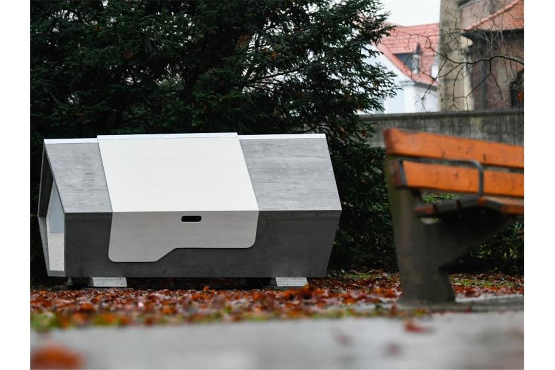 Schlafkapseln sollen Ulmer Obdachlose vor Erfrieren schützen Zugeklappt: Ein Prototyp des „Ulmer Nestes“. Foto: Tom Weller/dpa