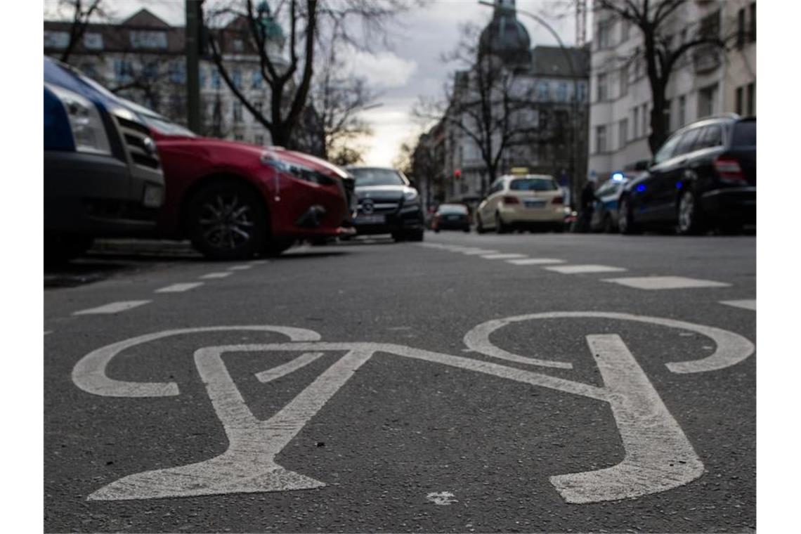 Bundestag debattiert über Sicherheit für Radler Zugeparkter Radweg - eines der vielen Ärgernisse, mit denen Radfahrer in großen Städten rechnen müssen. Foto: Paul Zinken/dpa/Archiv