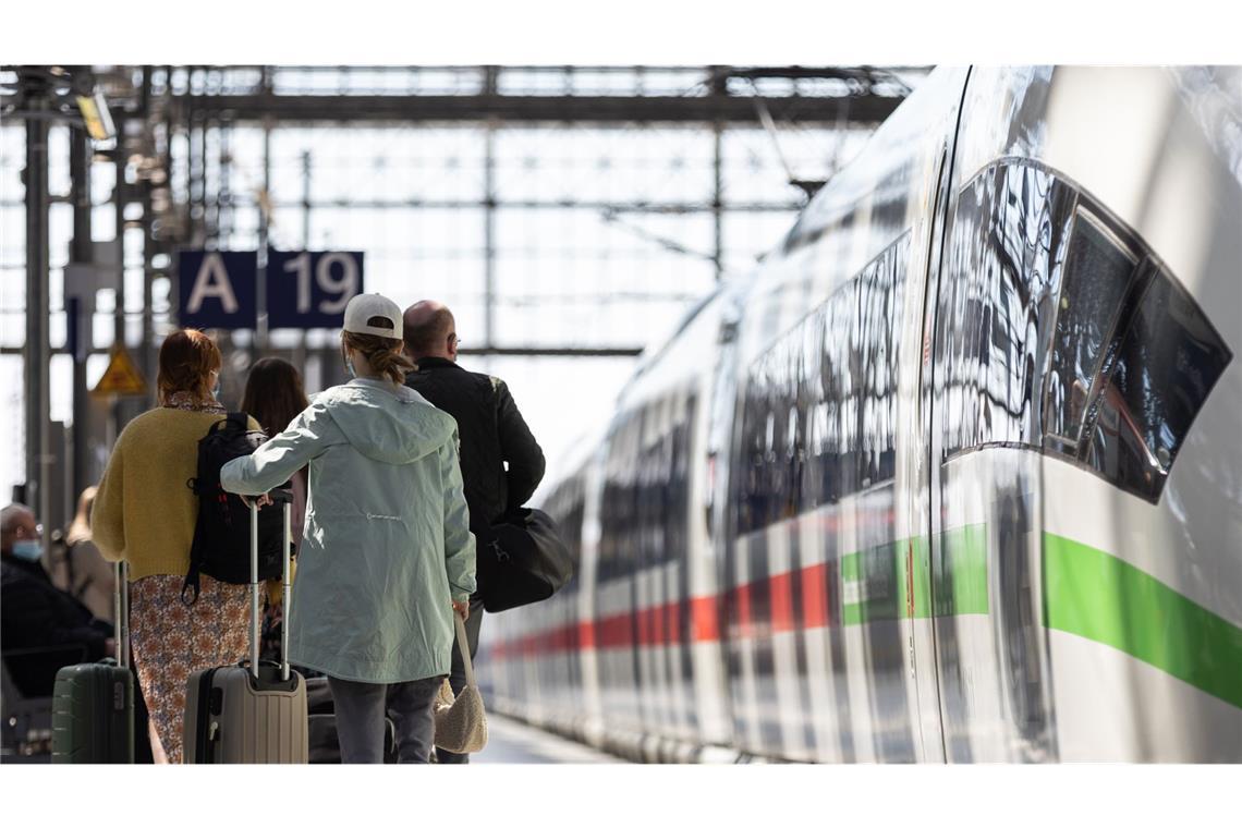 Bahnstrecke zwischen Frankfurt und Kassel gesperrt Zugreisende müssen warten.