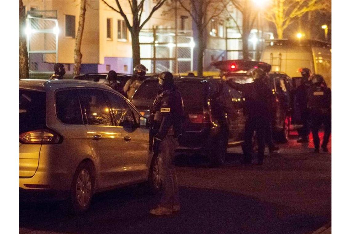Razzia gegen mutmaßliche Islamisten - Synagoge ausgespäht Zugrif in Marzahn-Hellersdorf: Wegen des Verdachts der Vorbereitung einer schweren staatsgefährdenden Gewalttat gibt es derzeit Razzien in mehreren Bundesländern. Foto: Dennis Brätsch/dpa