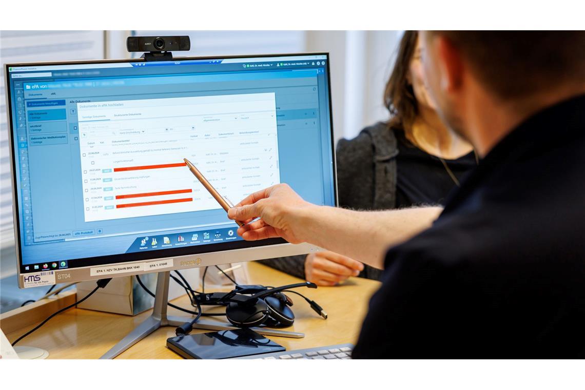 E-Patientenakte soll bald breiter starten Zugriff auf die ePA bekommen Ärzte, wenn Patienten ihre Versichertenkarte in das Lesegerät stecken. Sie können die Zugriffsrechte aber auch per App einschränken.