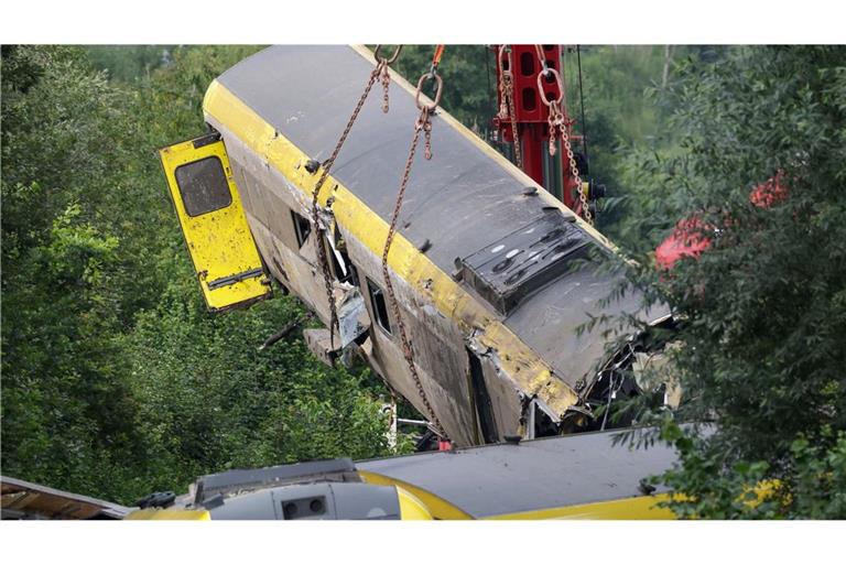 Zugunglück bei Riedlingen: Auch am Dienstag sollen noch Waggons geborgen werden.