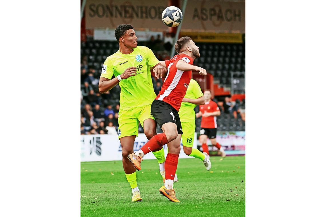 Zuletzt auch gegen die SG Sonnenhof Großaspach auswärts wieder ohne Punkte: die Stuttgarter ­Kickers um Jacob Danquah (li./gegen