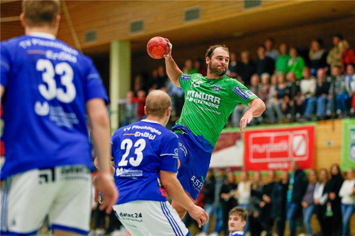 Zuletzt in Topform, fürs heutige Duell guter Dinge: HCOB-Handballer Kevin Wolf (beim Wurf). Foto: A. Becher
