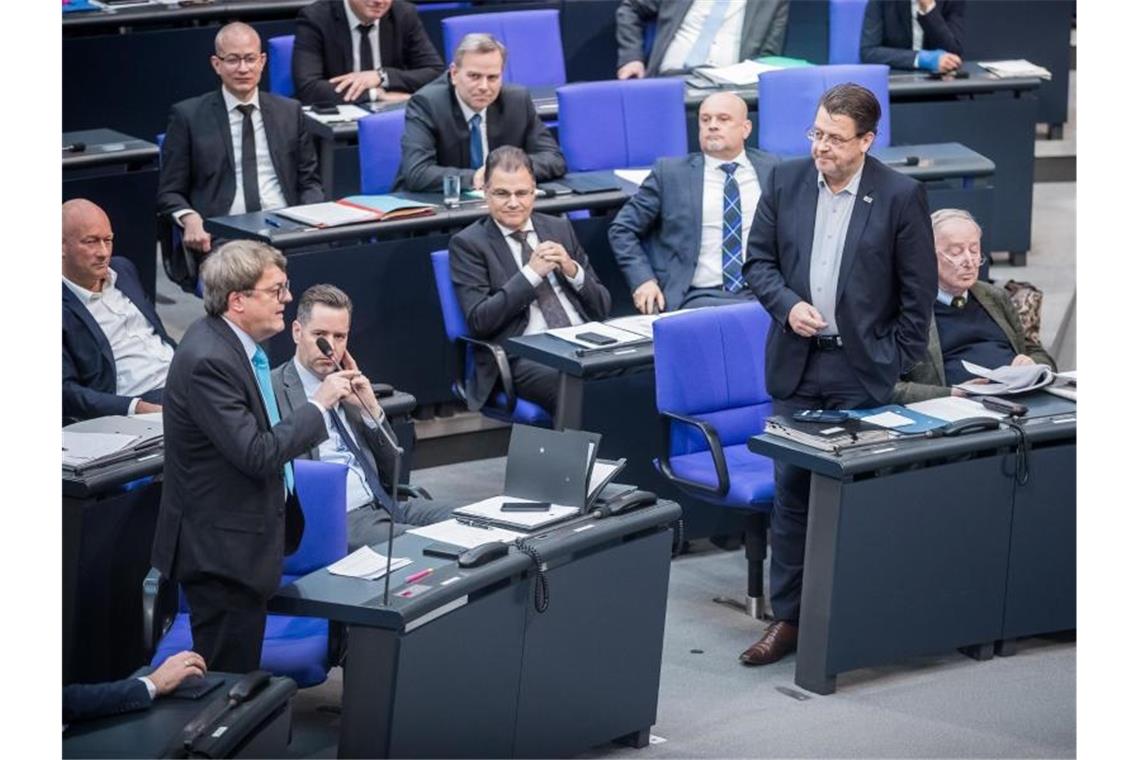 Zuletzt saß die AfD vom Platz des Bundestagspräsidenten aus gesehen ganz rechts, daneben die FDP - doch das wollen die Liberalen ändern. „Weil wir uns als Kraft der politischen Mitte sehen“, wie es heißt. (Archivbild). Foto: Michael Kappeler/dpa