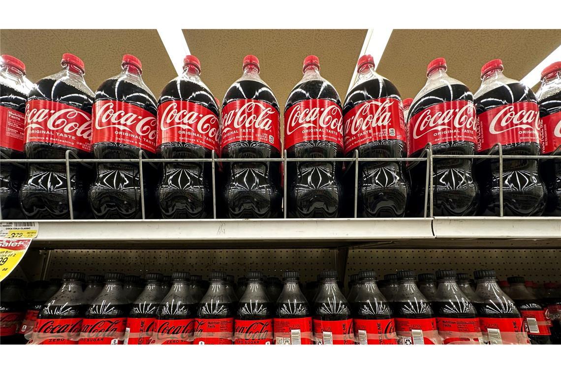 Zuckerfreie Getränke gefragt: Coca-Cola legt zu Zuletzt waren zuckerfreie Getränke gefragt - und Verbraucher griffen auch zu kleineren Verpackungen. (Archivbild)