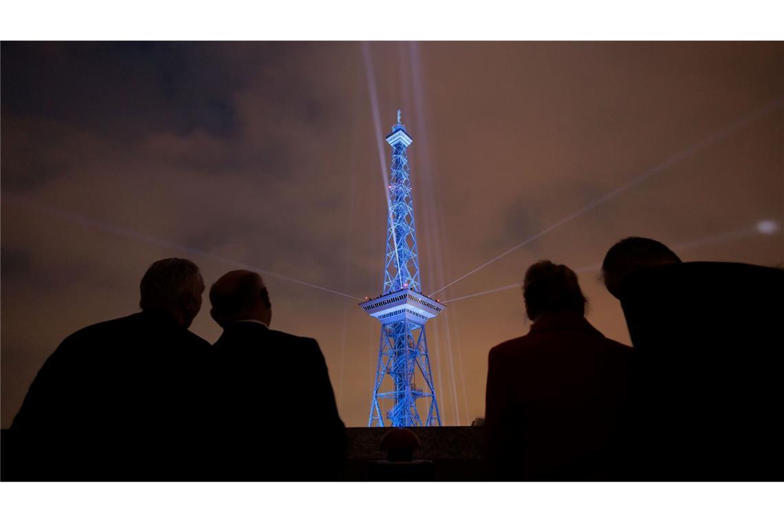 Zum 100-jährigen Jubiläum macht der Funkturm in Berlin einfach mal blau.