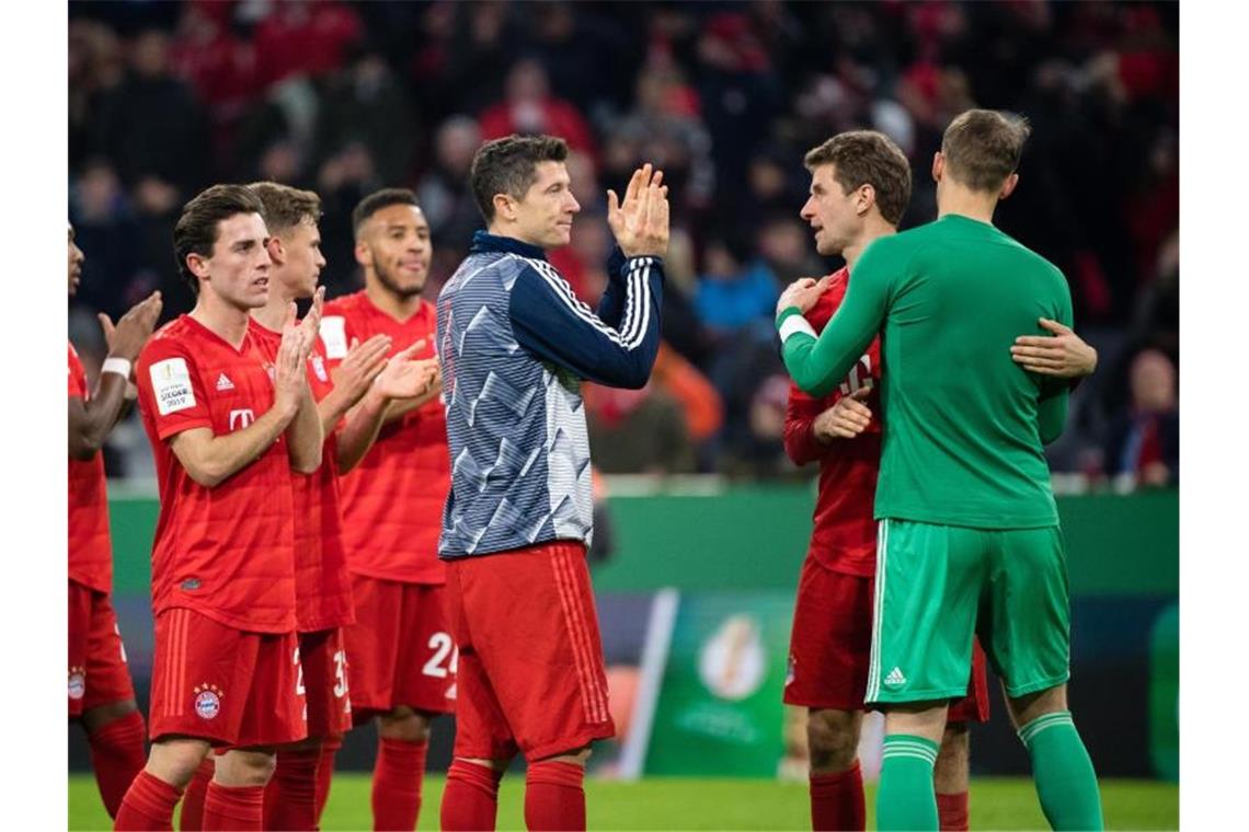 Zum 13. Mal in Folge durften die Bayern-Profis den Einzug ins Pokal-Viertelfinale feiern. Foto: Matthias Balk/dpa