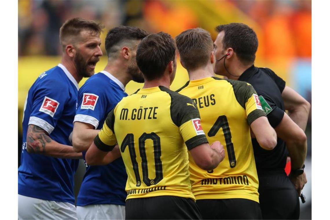 Darüber spricht die Liga: Derby, Spitzenreiter, Kellerkinder Zum 154. Mal steht das Revierderby zwischen Schalke 04 und Borussia Dortmund auf dem Programm. Foto: Friso Gentsch/dpa