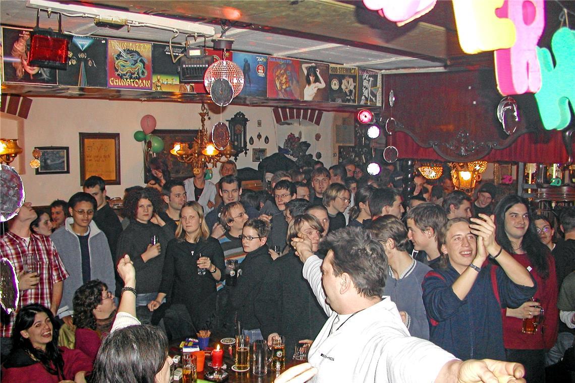 Zum 20. Geburtstag der Bäbbede im Jahr 2003 war die Kneipe brechend voll, an den Weihnachtstagen sah es stets so ähnlich aus. Foto: privat