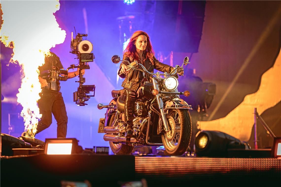 Zum 30-jährigen Bühnenjubiläum steigt die Schlagerqueen wieder aufs Motorrad.