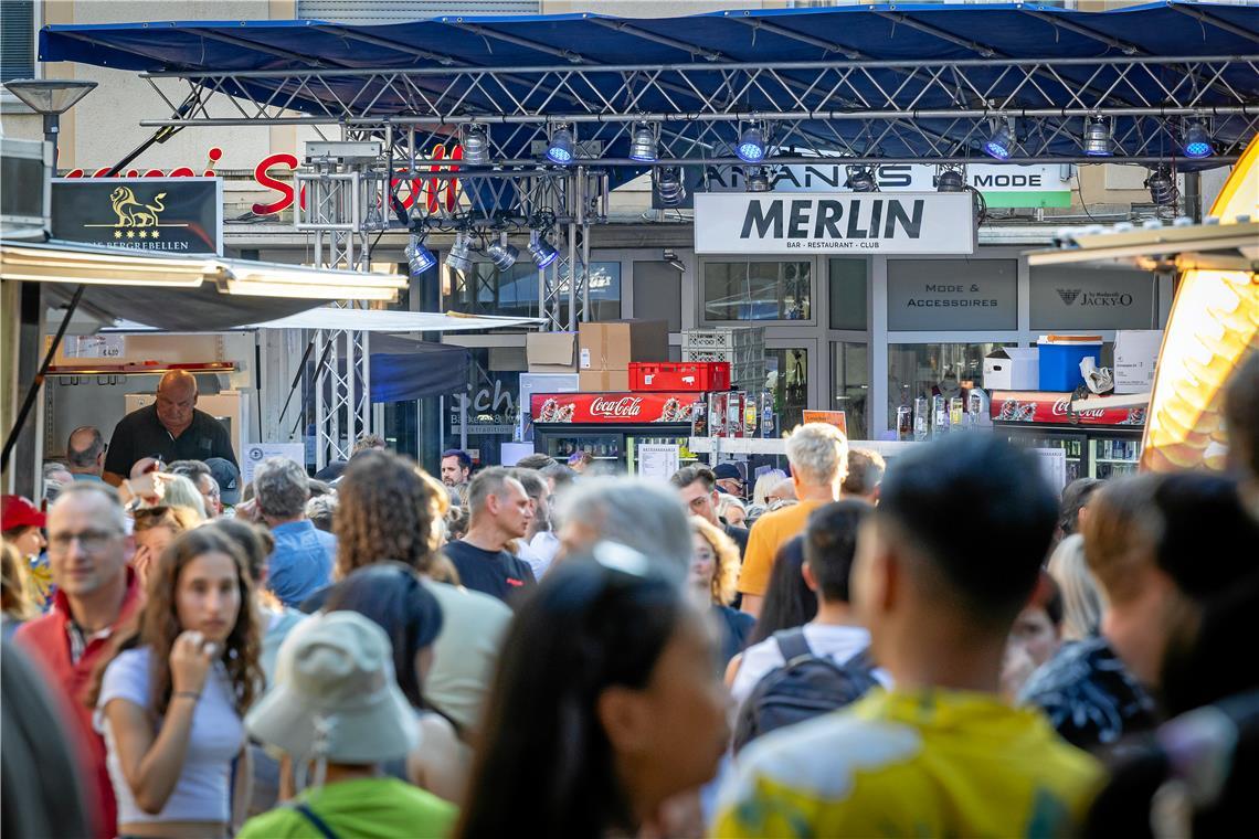 Zum Abend hin füllte sich der Bereich um den Merlin-Stand wieder.