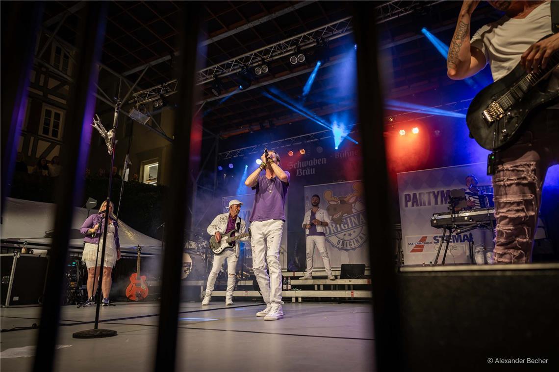 Zum Abend übernimmt auch auf der Bühne am Marktplatz mit der Band Partymaschine ...