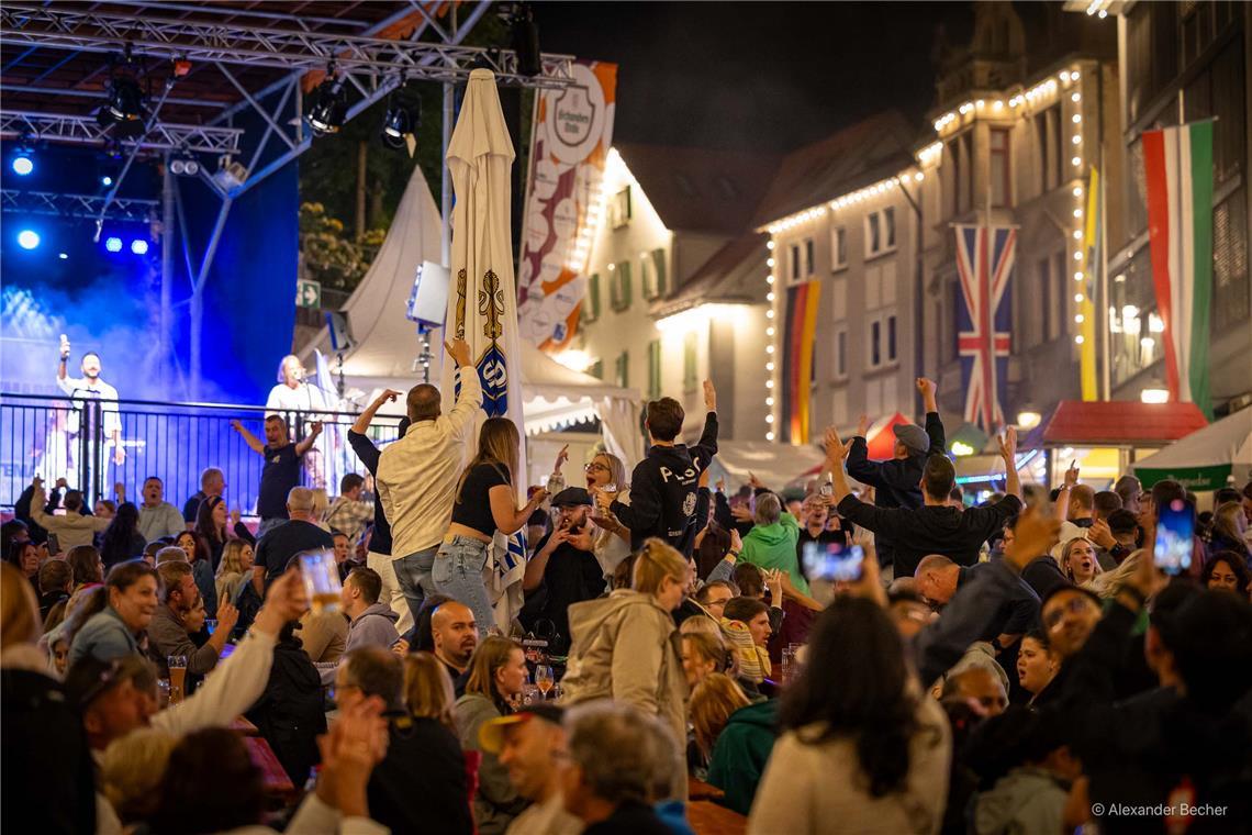 Zum Abend übernimmt auch auf der Bühne am Marktplatz mit der Band Partymaschine ...