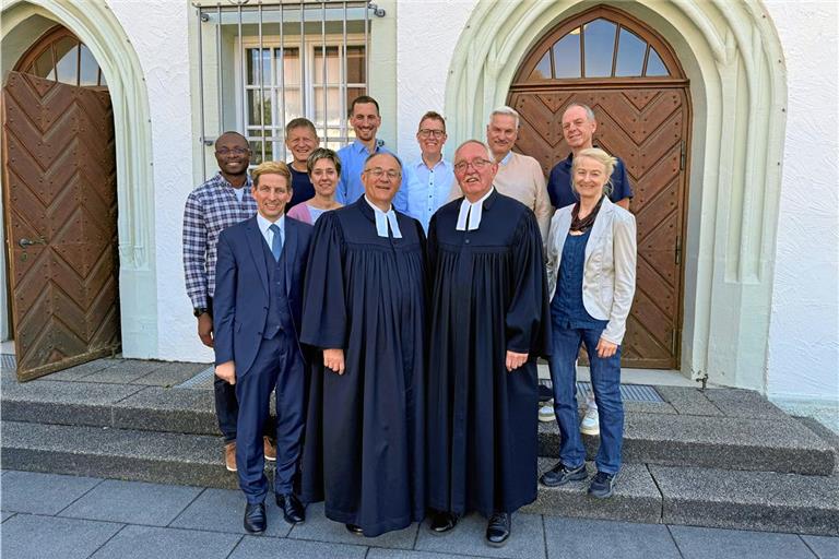 Zum Abschied von Pfarrer Christof Mosebach (vorne rechts) sprachen ihm Dekan Rainer Köpf (vorne Mitte) sowie die Mitglieder des evangelischen Kirchengemeinderats in Weissach im Tal ihren Dank aus. Foto: Dekanat Backnang