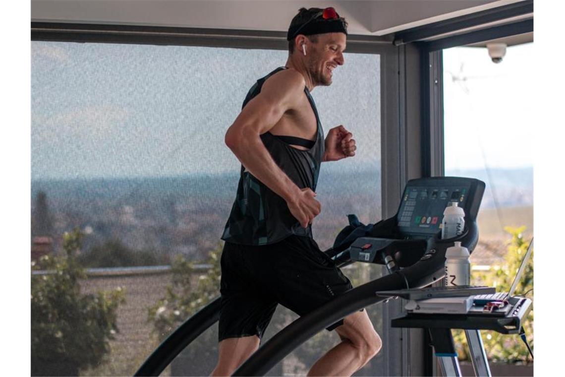 Mit Bananenbrot & Gästen: Frodeno sammelt über 200.000 Euro Zum Abschluss absolvierte Jan Fodeno einen Marathon auf dem Laufband. Foto: Nik Howe/dpa