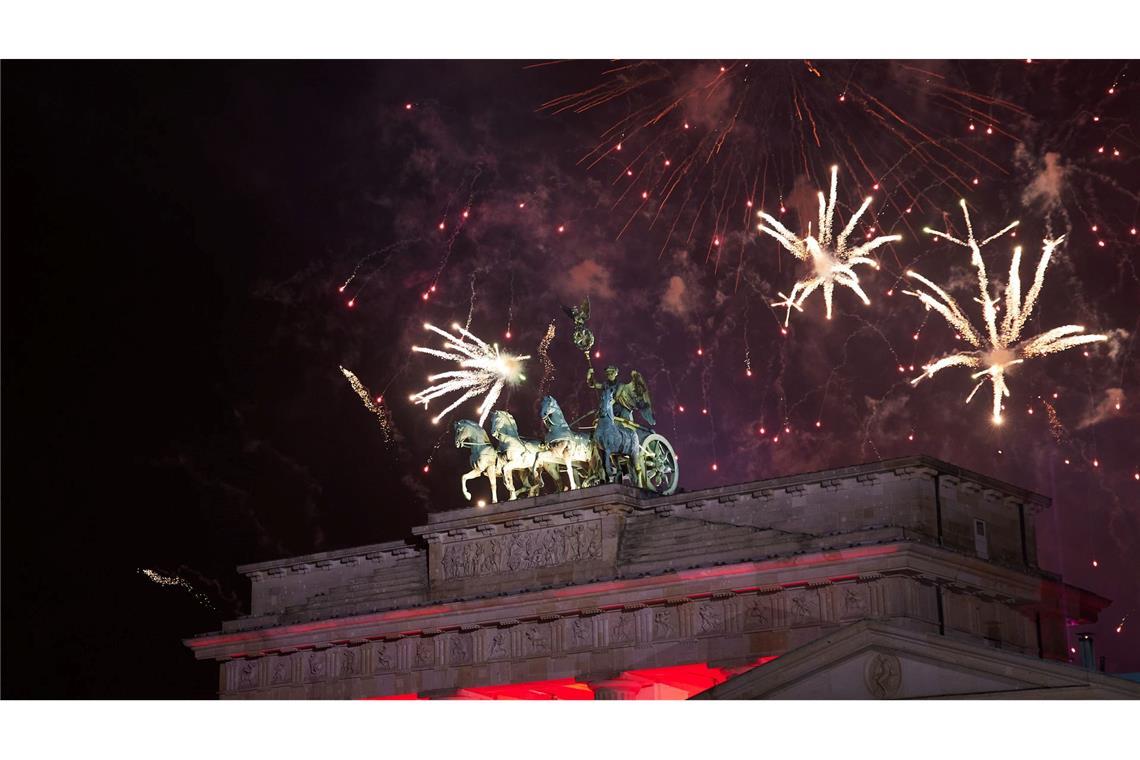 Veranstalter: Keine Silvesterparty am Brandenburger Tor Zum Abschluss der Show gab es - wie hier beim Jahreswechsel 2024/2025 - ein Feuerwerk. (Archivbild)